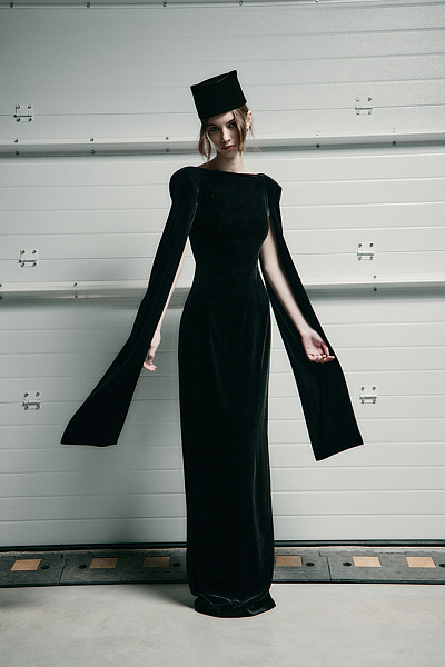 Платье из бархата с открытой спиной