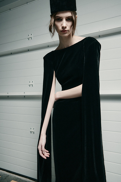 Платье из бархата с открытой спиной